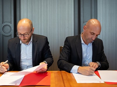 spanish_football_federation_and_malta_football_federation_agreement_signature-2.jpg