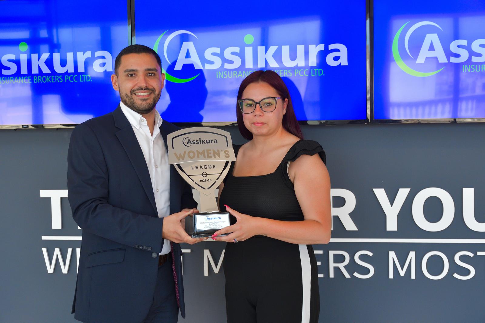 Club Committee Member Raisa Camilleri Brincat receiving the award obo of Momo Ueda winner of the Assikura Women's League Player of the month February/March - Emvin Mifud (Assikura Insurance Brokers PCC Ltd)
